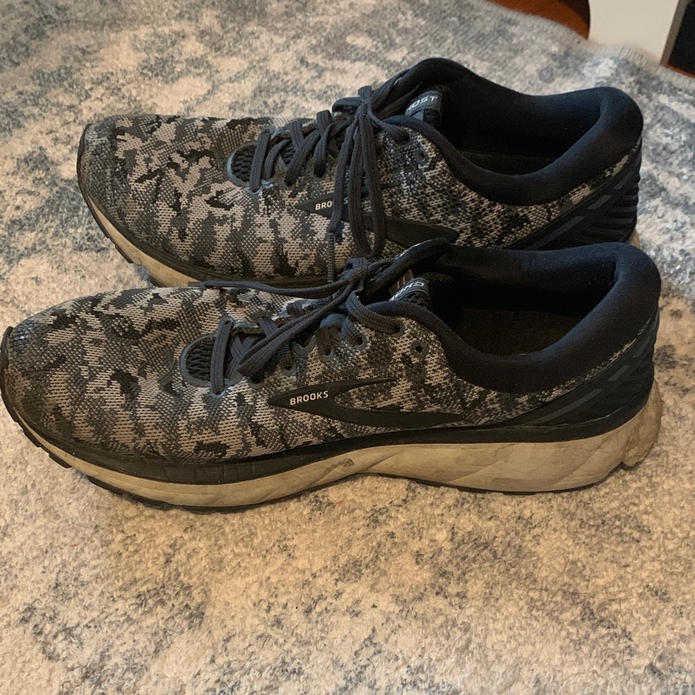 Brooks Men's Black and Gray Camouflage Athletic Shoes